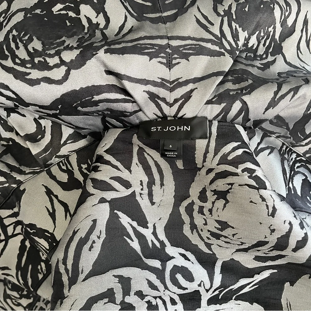 St. John Silver and Black Silk Blend Floral Wrap Belted Kimono Jacket, Size 6